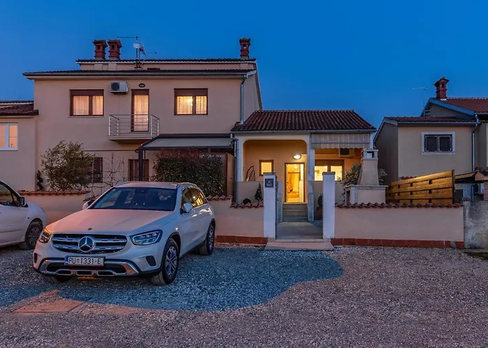 Sweet House With Free Parking