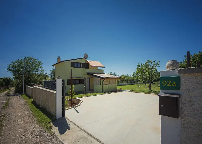 Ferienhaus Mit Badminton- Und Minifussballplatz