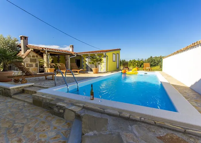 Holiday Home Bukovac - The Pool Is Seasonal !!!